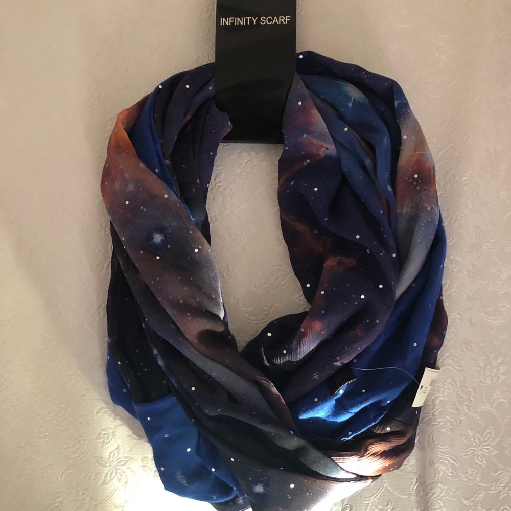🌌 NWT Infinity scarf 🎆